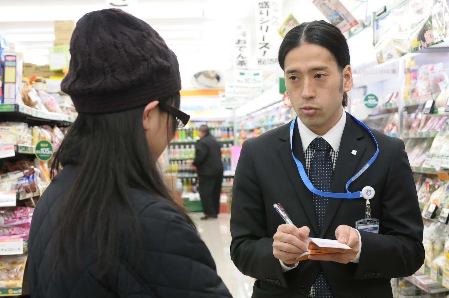 「仕事ハッケン伝」で、コンビニ業界で働くピース又吉。もうひとつの人生を疑似体験する。(c)NHK