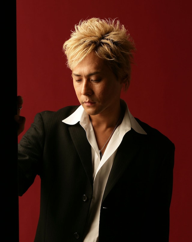 8月13日（土）から21日（日）赤坂RED/THEATERにて上演される舞台「バッド・アフタヌーン～独立弁護士のやむを得ぬ嘘～」で主演を務めるヒロシ。