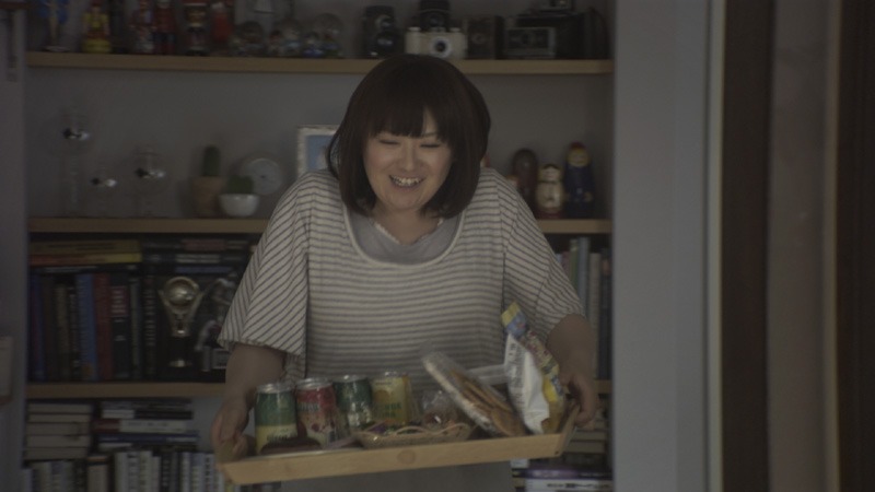 「一気に見る休日」篇で、海外ドラマを一気に見るためおつまみを用意する黒沢。