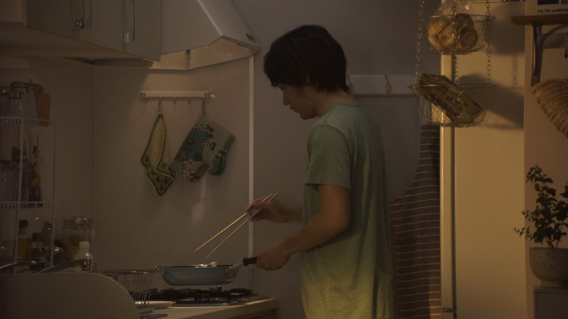 続きが見たくなりおつまみを用意する松山。