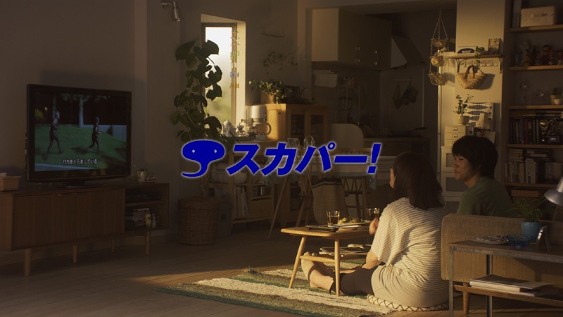 2人で仲むつまじく海外ドラマを見る黒沢と松山。