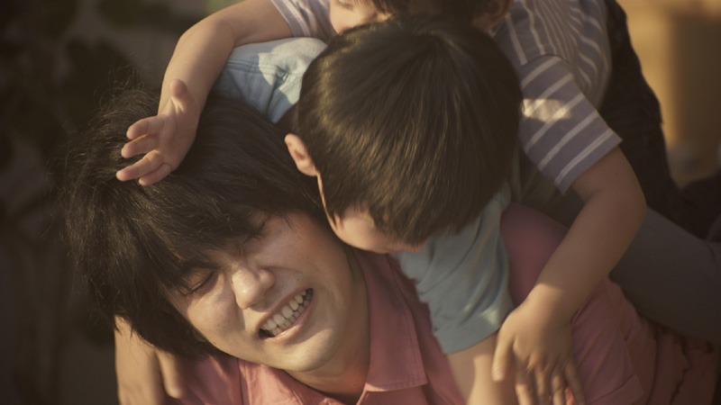 甥っ子たちと恐竜ごっこで遊ぶ松山。