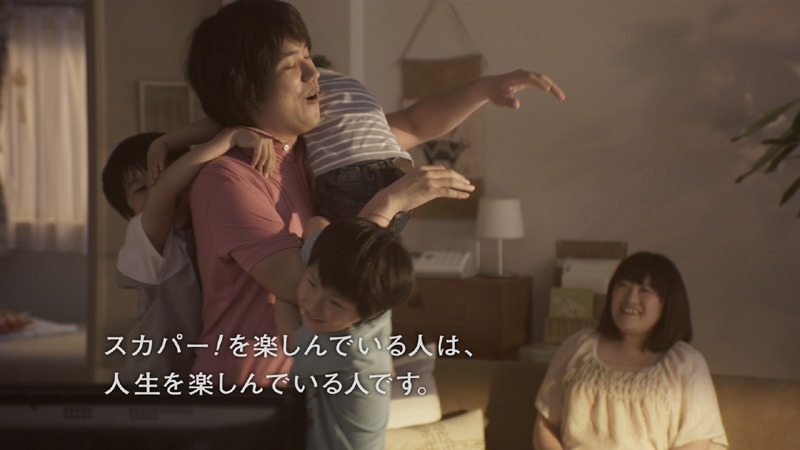 恐竜の真似をする松山を見つめる黒沢。