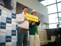 ひらかたパークの新企画として「スイムキャップ一斉着用人数世界一」に挑戦することを明らかにしたブラックマヨネーズ。左から2代目ひらパー兄さん・小杉と、計測員を務める吉田。