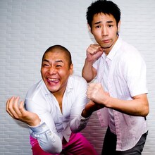 1年9カ月におよぶ「JINRUI」の活動に終止符を打ち、再改名して心機一転を図る松本ハウス。芸名もそれぞれ「ハウス加賀谷」（左）と「松本キック」（右）に戻した。