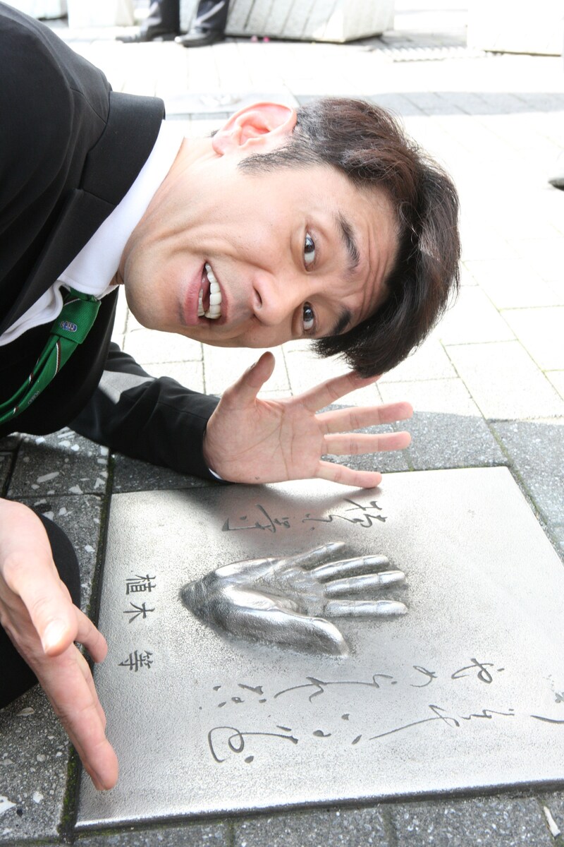 「ニッポン無責任新世代」で主演を務めるネプチューン原田泰造。「無責任」シリーズの先駆者・植木等の手形に寄り添った。