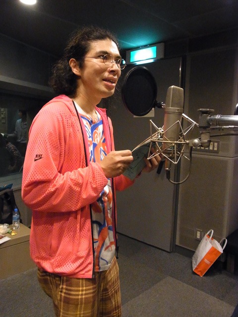 テレビアニメ「TIGER & BUNNY」にゲスト声優として出演。アフレコに臨んだ片桐仁。