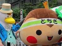 「スポレク“エコとちぎ”2011」のキャラクター・とちまるくんと、東京海上日動のキャラクター・東京海ジョー。