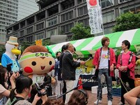 会見の一場面。