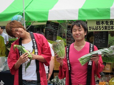 東京・丸の内の東京海上日動ビル本館1階外部テラスにて行われている「食べて応援しよう!東日本野菜フェア」に登場した井上マー、楽しんご。