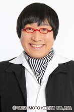 ニコニコ生放送「SKE48れな・かなかな・あかねのぱちんこバトル!!～ビリのお縄を頂戴♪します～」で司会を務める南海キャンディーズ山里。