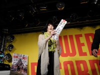 タイ土産のステッカーを見せる鳥居。ほかにTシャツなどを披露したが、それらはファンへのプレゼントではなかった。