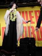 タイ土産のTシャツやステッカーなどを入れてきたキャリーバッグをファンにプレゼントすることに。「中身は私物なのであげないです」と鳥居。