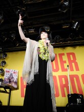 不思議なかけ声でジャンケンする鳥居みゆき。