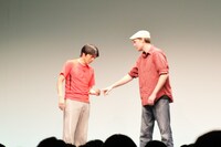 長井秀和（左）。ケビン・マーフィー（右）とのコントを披露した。