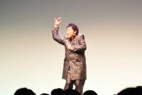 コロッケ。写真は岩崎宏美のモノマネの早送りバージョン。