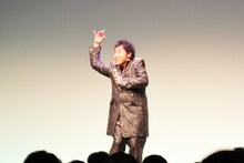 コロッケ。写真は岩崎宏美のモノマネの早送りバージョン。