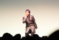 「ロボ五木ひろし」で会場をどよめかせたコロッケ。