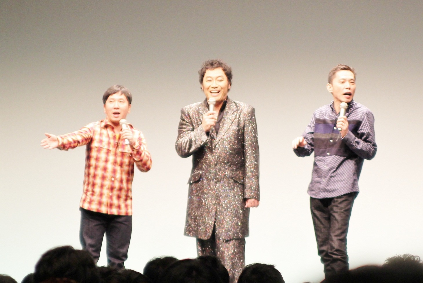 「爆笑問題withタイタンシネマライブ」にスペシャルゲストとして登場したコロッケ（中央）と、爆笑問題。コロッケの至芸に爆笑問題の2人も賞賛を惜しまなかった。