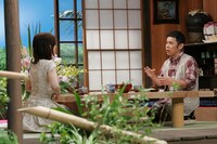 お見合いに臨む岡村（右）。(c)テレビ東京