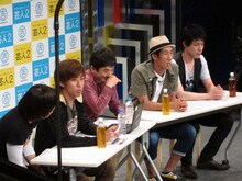 渋谷・ヨシモト∞ホールにて行われた「市民芸人発掘プロジェクト『芸人2』問5結果発表 無料イベント」に登場したチーモンチョーチュウと麒麟。