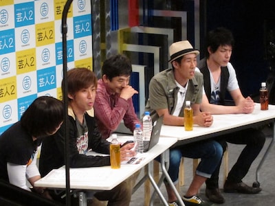 渋谷・ヨシモト∞ホールにて行われた「市民芸人発掘プロジェクト『芸人2』問5結果発表 無料イベント」に登場したチーモンチョーチュウと麒麟。