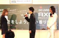 来場した男子学生（中央）が、優木（左）に告白シミュレーションを実践。狩野（右）が見守る。