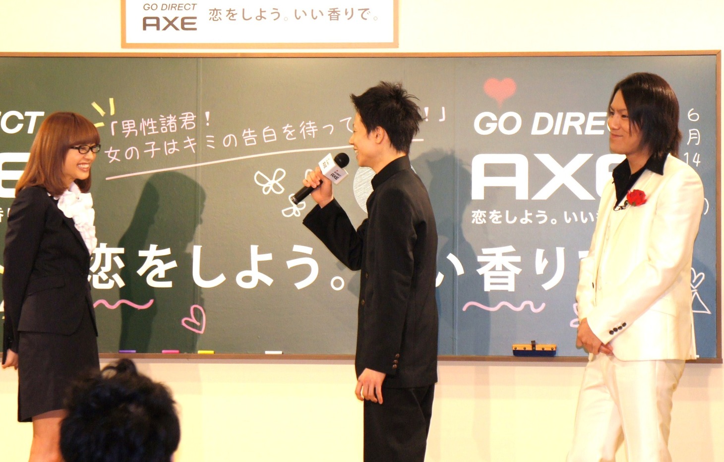 来場した男子学生（中央）が、優木（左）に告白シミュレーションを実践。狩野（右）が見守る。