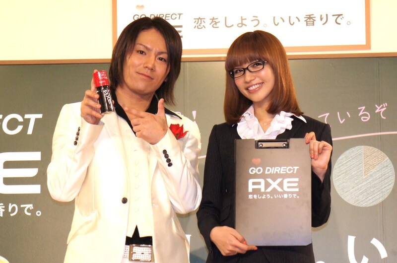 PRイベント「AXE 恋愛特別講義」に“告白のプロ”として登場した狩野英孝と、教師に扮して男子学生に授業を行った優木まおみ（左から）。