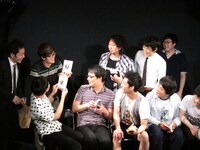 企画コーナー「マンガ大喜利」。袋の中からランダムにマンガを取り出したところ、最初に引いたラバーガール大水と最後に引いた相方の飛永がまさかの同じシリーズ。