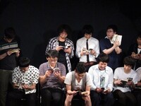 マンガを読みながら面白回答を探す出演者たち。