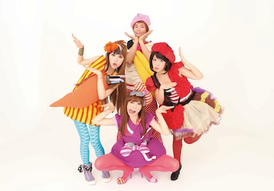 楽しんごとあやまんJAPANによる夢のコラボが実現。彼女たちによる「ドドスコぽいぽいのうた」着うた配信が本日6月15日よりスタートした。