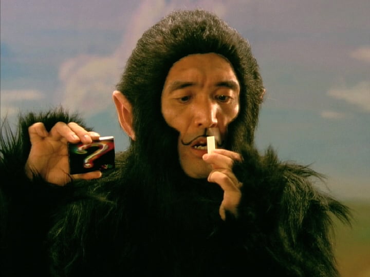 ガムのブランド「ストライド」の新CM「主役」編に出演する江頭2:50。猿から人間に進化してもなお噛み続けることで、その「味長持ち」ぶりをアピールする。