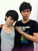 6月21日（火）から26日（日）まで東京・神保町花月にて上演される舞台「口悪お姫の泣き虫家来」に鳥役で出演するエリートヤンキー西島（右）と畑中しんじろう（左）。(c)吉本興業