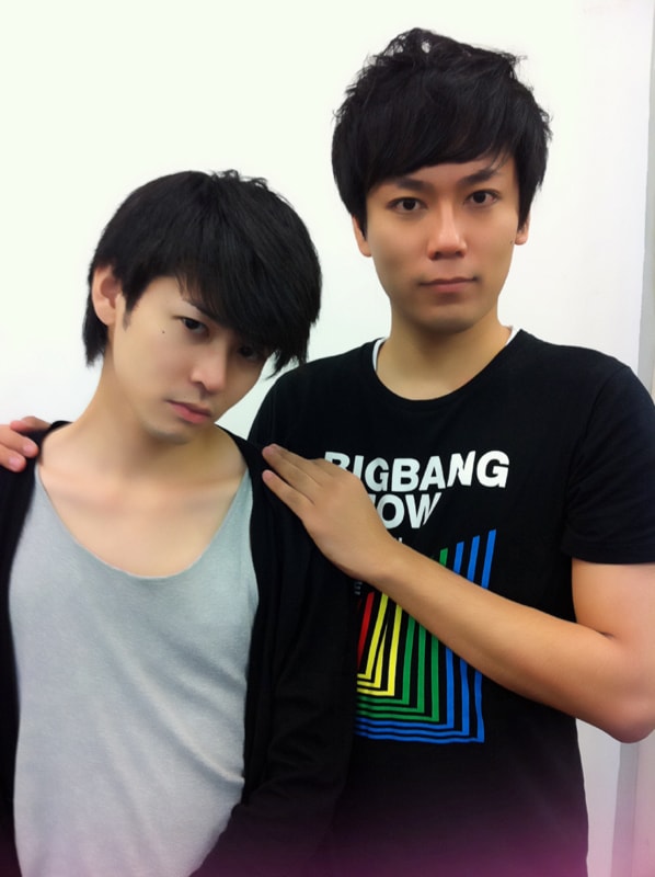 6月21日（火）から26日（日）まで東京・神保町花月にて上演される舞台「口悪お姫の泣き虫家来」に鳥役で出演するエリートヤンキー西島（右）と畑中しんじろう（左）。(c)吉本興業