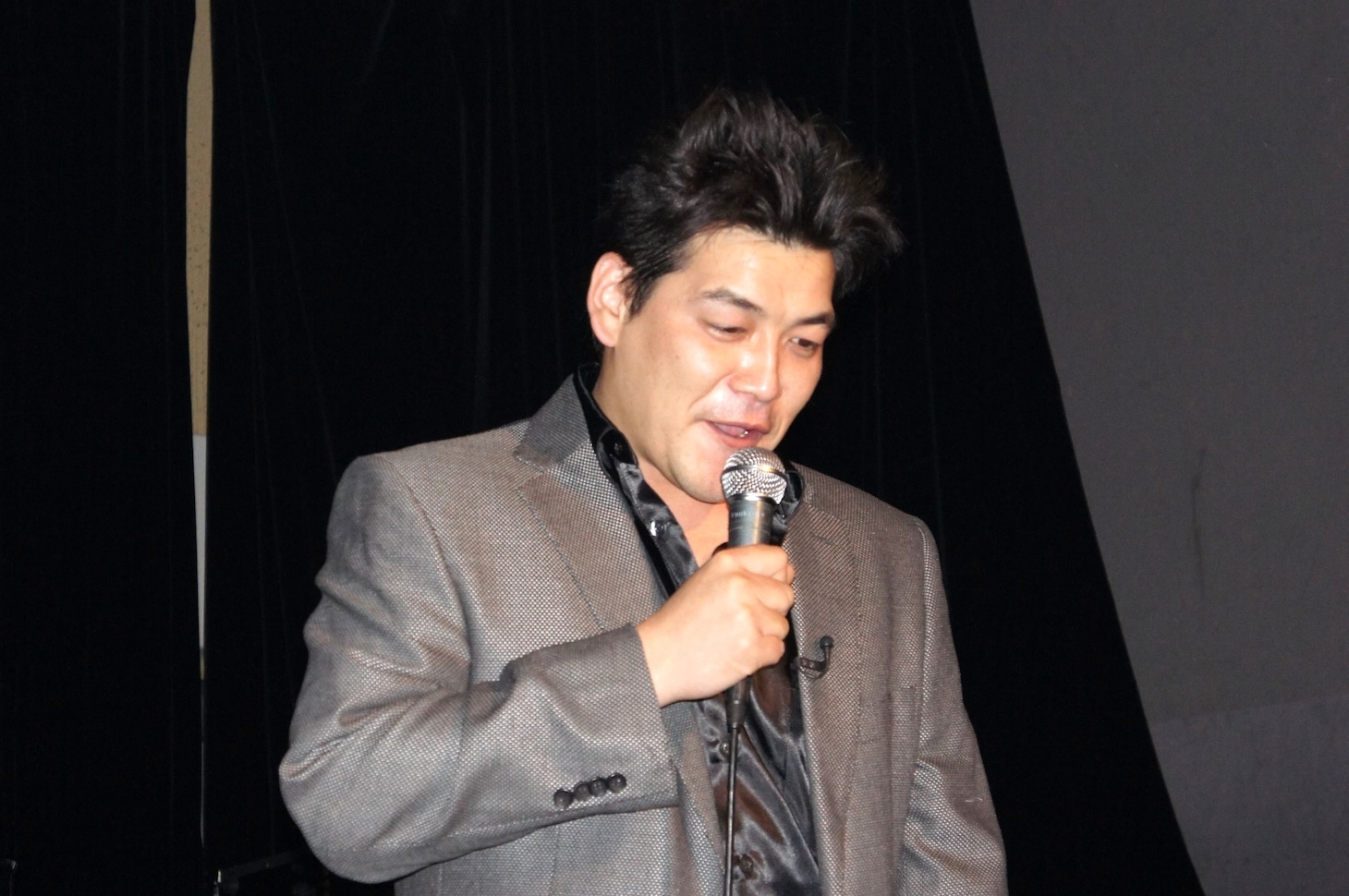 「サンドウィッチマンのご当地アイドル発掘団」で、ホストアイドルユニット・Luxy（ラグジー）のプロデューサーを務めるサンドウィッチマン富澤。