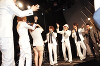 ホストアイドルユニット・Luxy（ラグジー）が、初ライブの緊張感をほぐすために行ったシャンパンコールの様子。