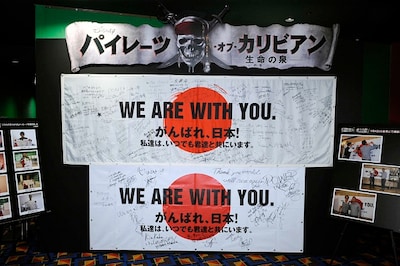 全64名のメッセージが入った「パイレーツ横断幕」。宮城県仙台市のMOVIX仙台にて6月22日まで展示。映画は現在全国ロードショー中で3D同時公開。(c)Disney Enterprises, Inc. All Rights Reserved