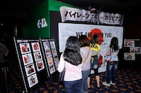 劇場ロビーの様子。「こんなにたくさんの方々に応援してもらい、すごく嬉しい！」という声も。(c)Disney Enterprises, Inc. All Rights Reserved