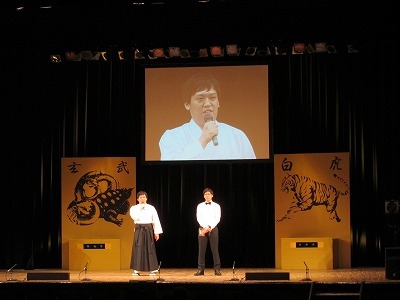 6月17日（金）に東京・よみうりホールにて行われた「ダイナマイト秒殺」の一場面。司会進行は「D関」おなじみのザ・プラン9・浅越ゴエと、「秒殺」おなじみのCOWCOWよしが務めた。