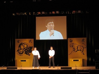 6月17日(金)に東京・よみうりホールにて行われた「ダイナマイト秒殺」の一場面。司会進行は「D関」おなじみのザ・プラン9・浅越ゴエと、「秒殺」おなじみのCOWCOWよしが務めた。