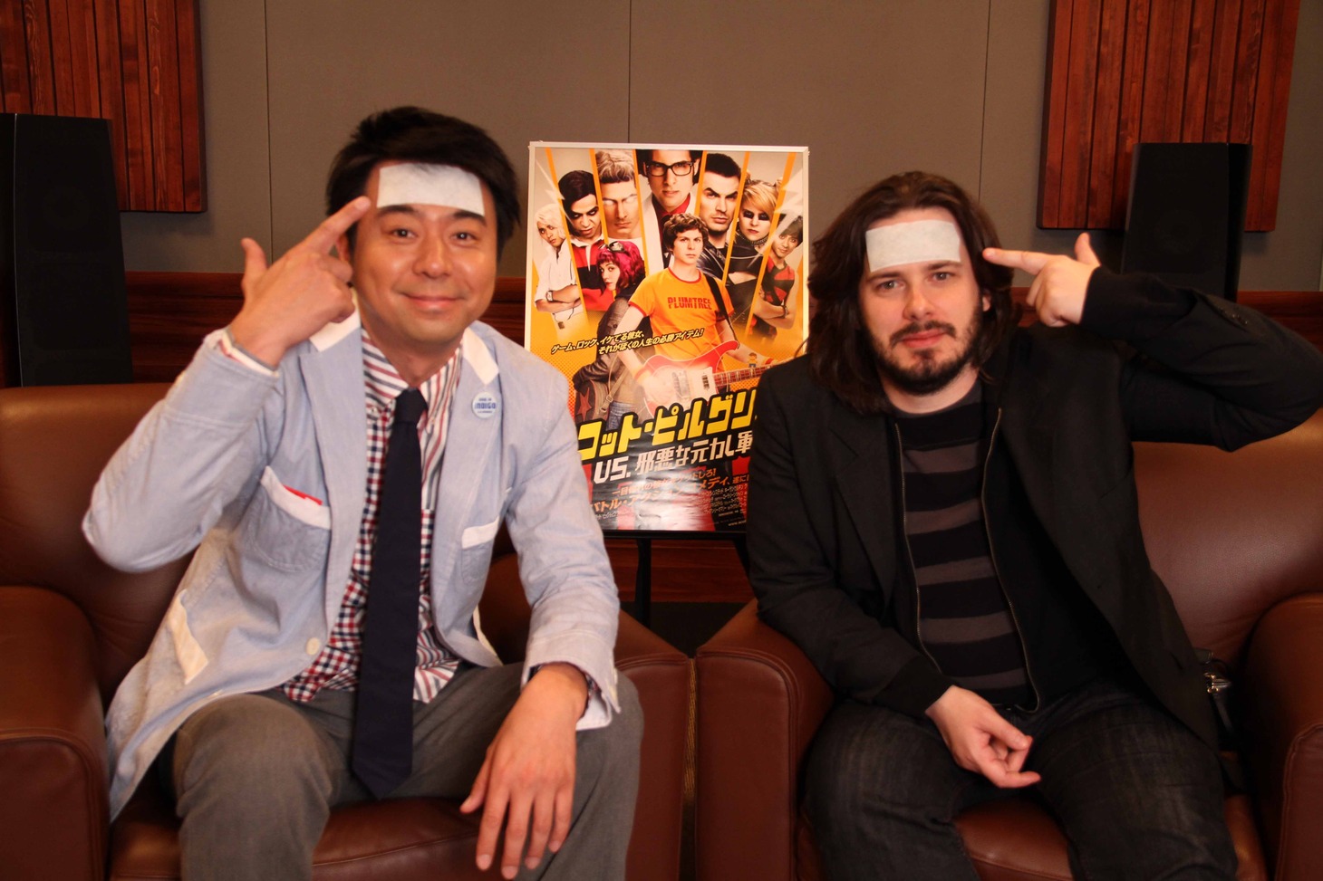 「冷えピタ」を額に貼ったエドガー・ライト監督とよゐこ有野（左から）。コメディ映画「スコット・ピルグリムVS.邪悪な元カレ軍団」の日本版Blu-rayに、2人の対談が収録される。(c)2010 Universal  Studios. All Rights Reserved.　Artwork(c)2011 Universal Studios. All Rights Reserved.