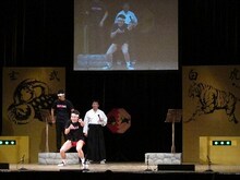 サバンナ八木は、JCBホールで「大秒殺」が行われた際に紛失したお気に入りの青いパーカーを取り返しに来たと宣言。