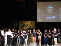 浅越ゴエは「もし浅越ゴエ賞をあげることができるなら、サバンナ八木の『静カニ静カニ』に」と、八木のカニギャグを褒め称えた。