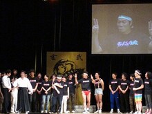 浅越ゴエは「もし浅越ゴエ賞をあげることができるなら、サバンナ八木の『静カニ静カニ』に」と、八木のカニギャグを褒め称えた。