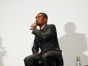 質問への回答の途中で目に涙を浮かべる松本人志監督。