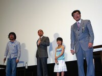 映画「さや侍」ティーチイン終了後の舞台挨拶に登場した野見隆明（右端）と熊田聖亜（右から2番目）。