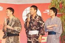 会見に登場した“京芸人”の中で、唯一、大阪出身の麒麟・田村（中央）。サバンナ高橋（左）に「便乗商法はやめてください！」とツッコまれるなど、会見中は出身地のことで終始イジられていた。