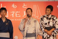 よしもと祇園花月のオープンについて「はんなり精神でがんばります」とコメントした木村祐一（中央）。会見の最後には「全国に吉本の劇場があるけど、笑いを届ける拠点となるように」と期待を込めた。