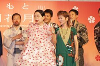 よしもと祇園花月の“イメージガール”今いくよ・くるよ（中央）。会見の途中に「どやさ」を連呼しながら登場し、かつての京都花月劇場について「若手の登竜門だった」と懐かしんでいた。